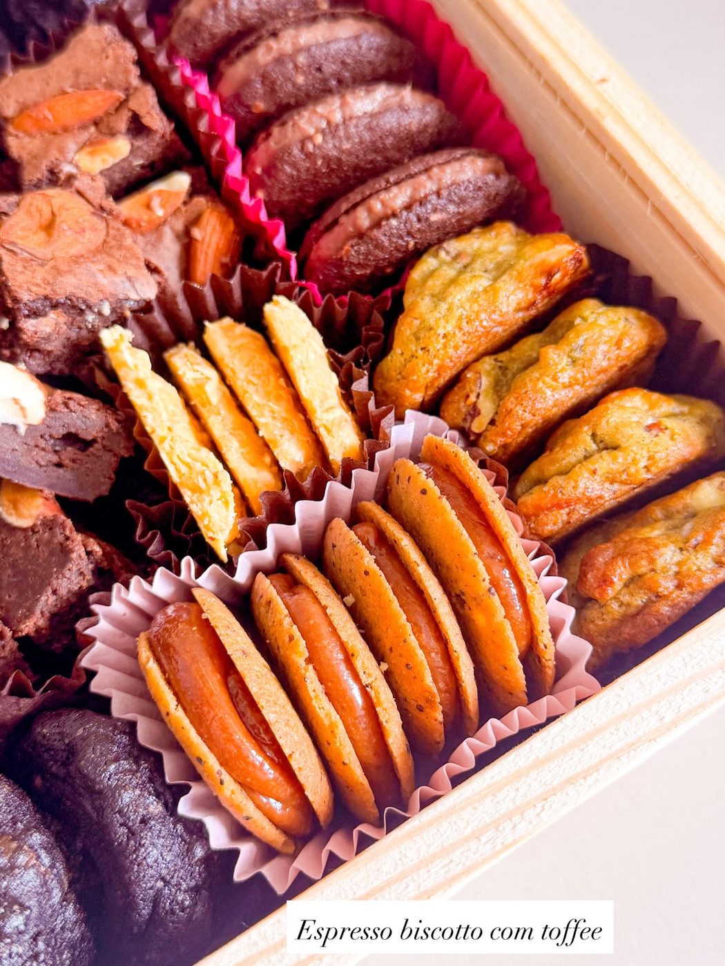 Detalhe das delicadezas da caixa Deli: espresso biscotto com toffee